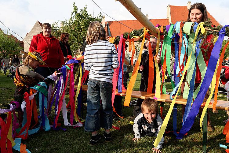 Joint DECORATION and ERECTION of the Maypole