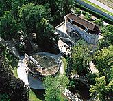Luftaufnahme der drehbaren Zuschauertribüne und des Lustschlösschens Bellarie im Schlossgarten des Schlosses Český Krumlov, foto: Libor Sváček 