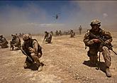 Americké vrtulníky odlétají v oblacích prachu, hlídka českých vojáků v oblasti Khosh v Afghánistánu začíná. Autor: Daniel Hlaváč 