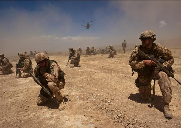 Americké vrtulníky odlétají v oblacích prachu, hlídka českých vojáků v oblasti Khosh v Afghánistánu začíná. Autor: Daniel Hlaváč