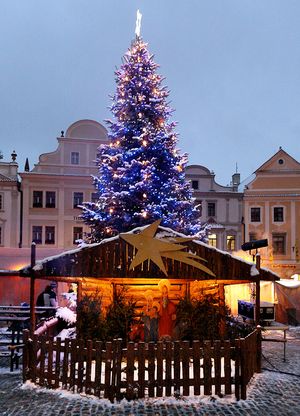 Weihnachtsbaum auf dem Stadtplatz Svornosti