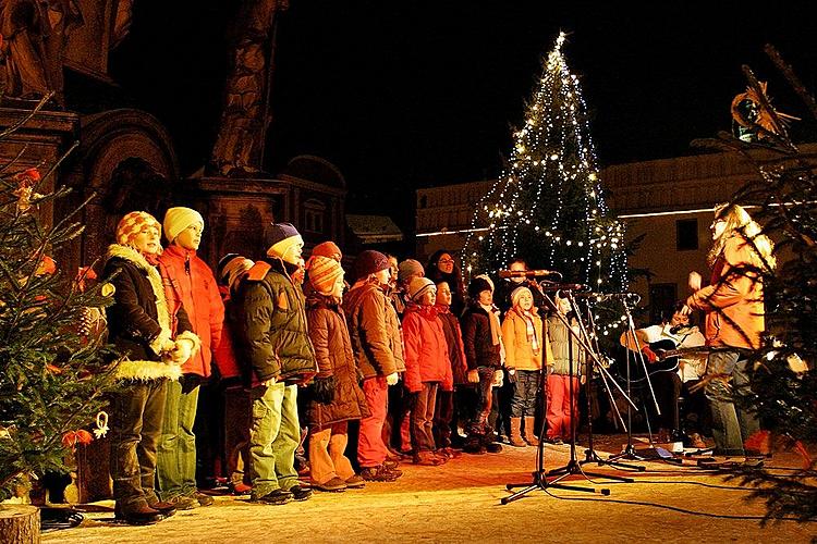 Joint singing by the Christmas tree