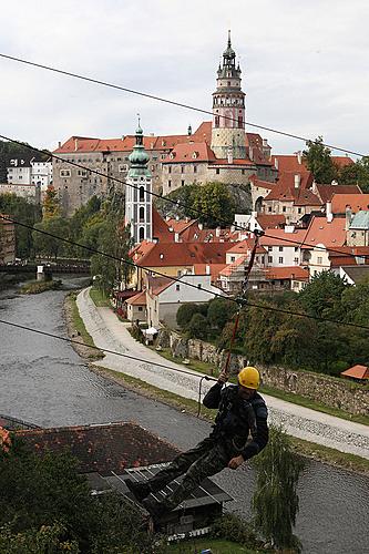 Adrenalinseilbahn über dem Fluss Moldau, St.-Wenzels-Fest Český Krumlov