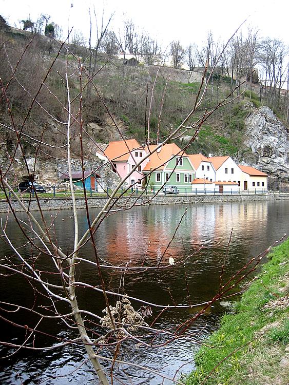 Moldau und Häuser in Fischergasse